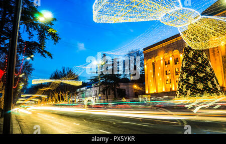 Georgia - Tbilisi. Il Natale e il nuovo anno 2018 illuminazione su strada del centro storico di Tbilisi, pro capite di città della Repubblica di Georgia in Cauc Foto Stock