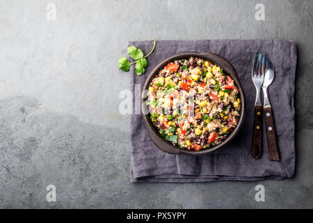 Messicana fagiolo nero grano quinoa insalata in ciotola di argilla top view, spazio di copia Foto Stock