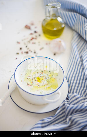 Tradizionali bulgare Estate zuppa fredda Tarator con il cetriolo, yogurt e aneto su sfondo rustico con spazio di copia Foto Stock