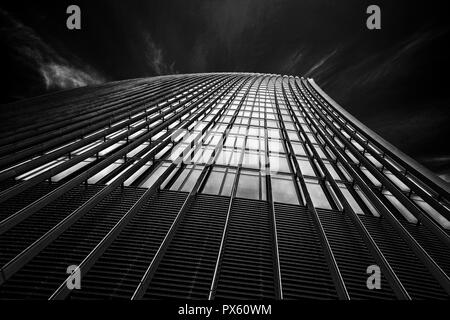 Architettura moderna dalla città di Londra nel Regno Unito. Potente contrasto delle immagini di stile definito e presenza Foto Stock