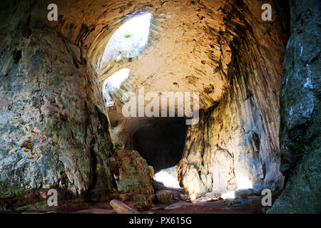 Prohodna grotta situata nel nord della Bulgaria Foto Stock