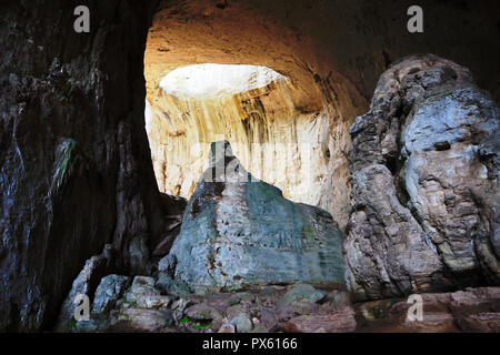 Prohodna grotta situata nel nord della Bulgaria Foto Stock