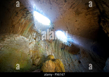 Prohodna grotta situata nel nord della Bulgaria Foto Stock