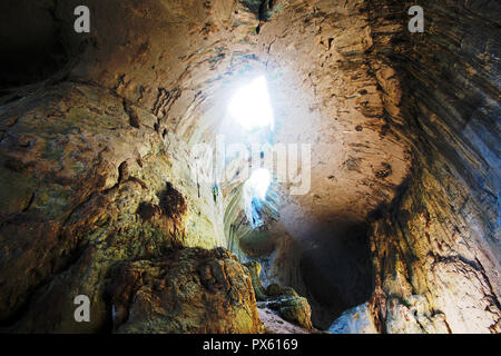 Prohodna grotta situata nel nord della Bulgaria Foto Stock