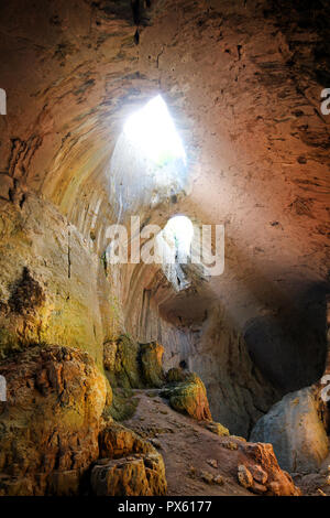 Prohodna grotta situata nel nord della Bulgaria Foto Stock