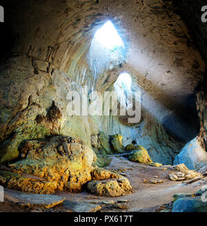 Prohodna grotta situata nel nord della Bulgaria Foto Stock