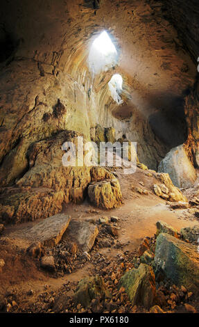 Prohodna grotta situata nel nord della Bulgaria Foto Stock