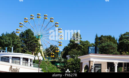KISLOVODSK, Russia - 19 settembre 2018: osservazione ruota nel parco urbano in Kislovodsk cittadina. Kislovodsk è città termale in Caucaso Acque minerali Foto Stock