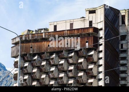 DOMBAY, Russia - 22 settembre 2018: edificio nel modernismo sovietico architettura in stile Dombay resort village in Teberda nella Riserva Naturale del Caucaso Mo Foto Stock