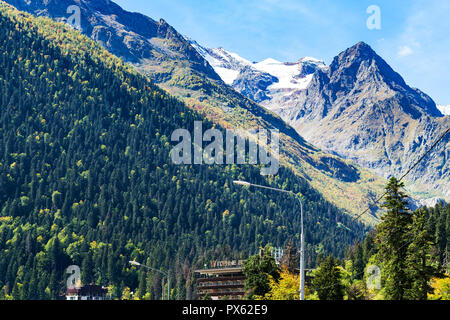 DOMBAY, Russia - 22 settembre 2018: montagne del Caucaso oltre le case di Dombay resort village in Teberda Riserva naturale nella regione Karachay-Cherkessia o Foto Stock