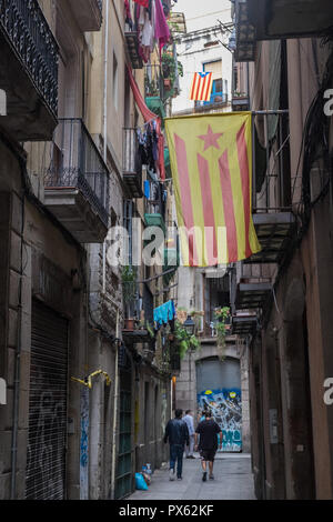 Stretto vicolo,,vicoletto,con,il catalano,bandiera,a,Gothic,Trimestre,Barrio Gotico,a,Barcellona,Catalano,Catalogna,Catalunya,feroce,indipendente,discussione,voto,Spagna Foto Stock