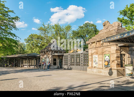 Porta d'ingresso allo Zoo di Berlino, Germania Foto Stock