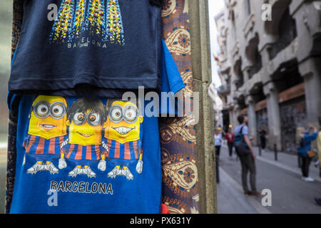 Raccordo a T,T,T-shirt,d,Barcellona,club,football,i giocatori,a,regali,dono,negozi,Gothic,Trimestre,Barrio Gotico,a,Barcellona,feroce,rivali,Catalano,Catalogna,Spagna Foto Stock