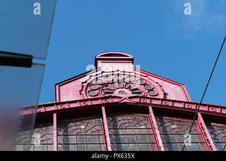 2018-10-01 Anversa, Belgio: colmo del tetto di un enorme archivio di vetro del treno hall di Anversa Stazione Ferroviaria Centrale. Frontale vista esterna. La volta è stata Foto Stock