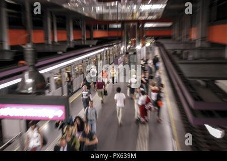 La stazione della metropolitana Schottentor, università Foto Stock