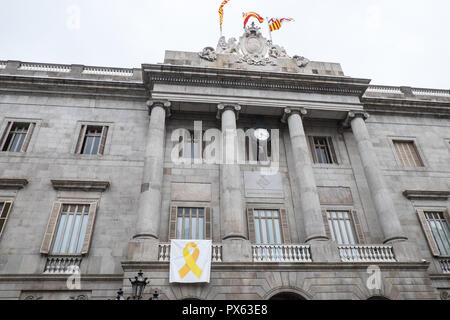 Liberare i prigionieri politici e gli esuli,Poster,banner,da, balcone,a,Municipio,Ajuntament de Barcelona,Barcellona,Catalano,Catalogna,Catalunya,Spagna, Foto Stock