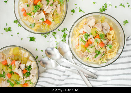 Ciotole di zuppa di noodle al pollo con verdure Foto Stock