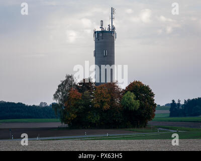 Immagine del grande chminey con anntenas Circondato da colorati alberi d'autunno Foto Stock