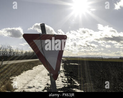 Segno di traffico resa a un vicolo del paese Foto Stock