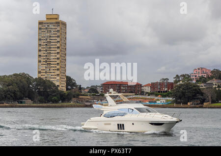 Una barca veloce sul Porto di Sydney e Harry Seidler Blues punto sulla torre Lavender Bay Sydney NSW Australia. Foto Stock