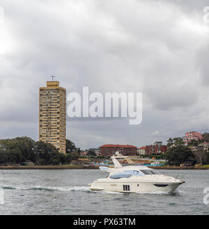 Una barca veloce sul Porto di Sydney e Harry Seidler Blues punto sulla torre Lavender Bay Sydney NSW Australia. Foto Stock