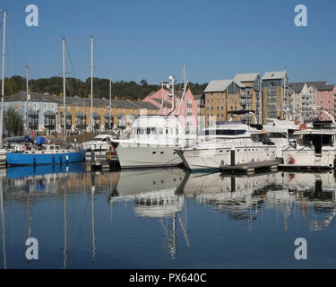 Ottobre 2018 - barche con riflessioni di Portishead marina. Foto Stock