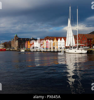 In autunno le nuvole e sole su Bryggen, nel porto di Bergen, Norvegia Foto Stock