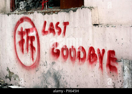 Messaggio sul restante parete di una casa demolita in Shanghai Puxi district. Foto Stock