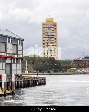 Punto di Blues Torre torre residenziale e alla fine del molo 2/3 Baia Walsh pontili precinct Sydney NSW Australia. Foto Stock