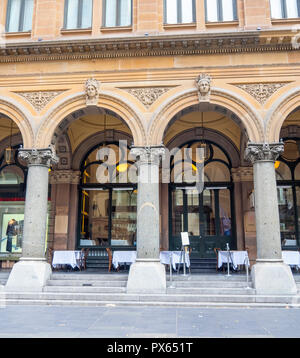 Portico ad arcate ristorante italiano in risviluppata Sydney generale Post Office GPO in Martin Place Sydney NSW Australia. Foto Stock