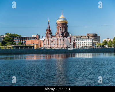 San Pietroburgo, Russia, Giugno 2018: argine del fiume Ekaterinburg, la Chiesa dell'Epifania sull isola Gutuevsky Foto Stock