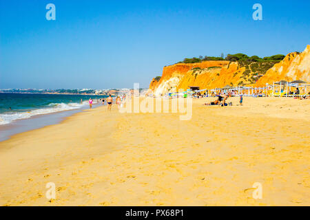 28 settembre 2018 una vista lungo la spiaggia di Falesia ion Algarve in Portogallo con le sue scogliere, lettini per prendere il sole e sabbia Foto Stock