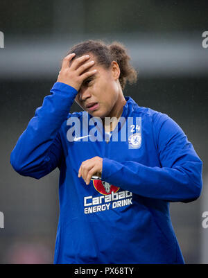 Drew Spence di Chelsea mantiene la sua testa pre corrispondere durante il FAWSL match tra Chelsea onorevoli Arsenal Ladies al Cherry Red Records Stadium, Ki Foto Stock