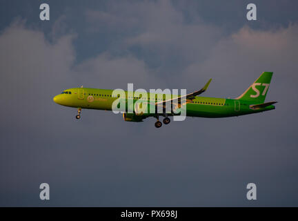 8 luglio 2018 la Russia, Mosca. Gli aeromobili Airbus A321neo S7 Airlines sta atterrando all'Aeroporto di Domodedovo. Foto Stock