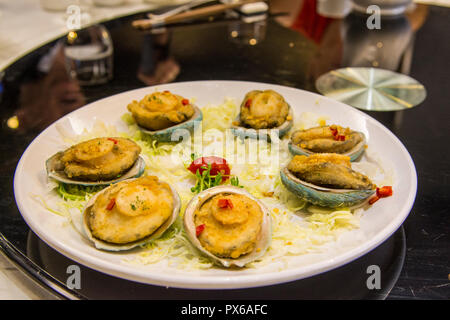 Locale cucina a base di pesce in Tai O villaggio, l'Isola di Lantau, Hong Kong, Cina. Foto Stock