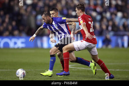 Sheffield mercoledì in Steven Fletcher (sinistra) battaglie per la palla con il Middlesbrough's Muhamed Besic (centro) e Dael rfi durante il cielo di scommessa match del campionato a Hillsborough, Sheffield. Foto Stock