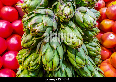 Carciofi freschi sul mercato, mercato agricolo di Palma di Maiorca carciofi Foto Stock