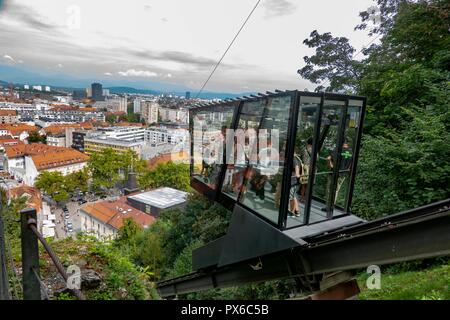 La Slovenia, Ljubiljana, Equitazione fino al castello in una funicolare è una delle principali attrazioni di Ljubljana, Foto Stock