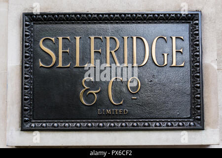 Selfridge & Co Limited nome piastra su shop in Oxford Street, Londra. Foto Stock