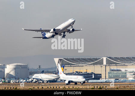 Frankfurt / Main Airport, FRA, Fraport, Lufthansa Airbus A330, al decollo, Foto Stock