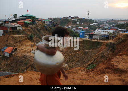 Cox's Bazar, Bangladesh: UN RIFUGIATO Rohingya ragazza vede porta acqua potabile in un campo di rifugiati in Ukhia, Cox's Bazar, Bangladesh il 13 ottobre 2018. Più di un milione di Rohingya persone vivono in bambù e telone e rifugi in foglio. Più di mezzo milione di rifugiati Rohingyas dal Myanmar è stato di Rakhine, sono fuggiti in Bangladesh dal mese di agosto 25, 2017 secondo l ONU. © Rehman Asad/Alamy Stock Photo Foto Stock