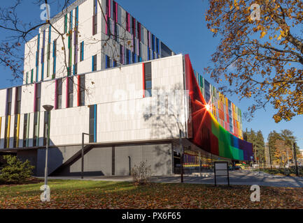 Helsinki Nuovo Ospedale per bambini aperti per i pazienti il 17 settembre 2018. Il pratico e moderno edificio ha facciata colorata. Foto Stock