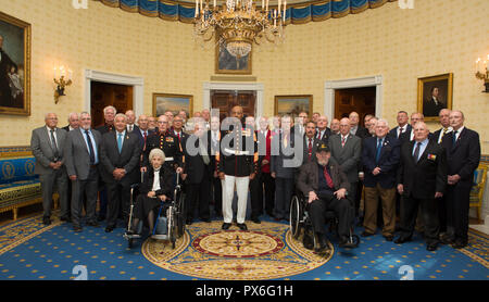 Medal of Honor destinatario, pensionato U.S. Marine Sgt. Il Mag. John Canley, centro, pone con i suoi compagni di 1 Marines prima della cerimonia di premiazione alla Casa Bianca, 17 ottobre 2018 a Washington, DC. Canley ricevuto le nazioni più alto onore per le azioni durante la Battaglia di tonalità nella guerra del Vietnam. Foto Stock