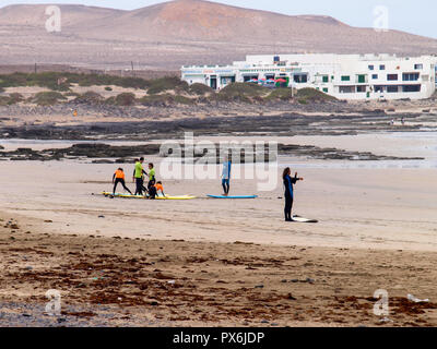 Lanzarote, Spagna - 13 Giugno 2017: Famara, lezioni di surf sulla spiaggia Foto Stock