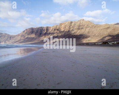 Lanzarote, Spagna - 4 Giugno 2017: Kitesurf a Famara beach Foto Stock