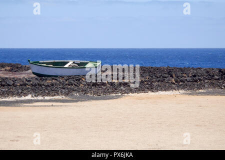 Lanzarote, Spagna - 8 Giugno 2017: barca sulla spiaggia Foto Stock