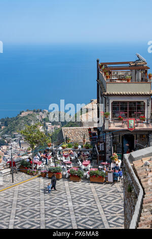 Vista dalla città vecchia di Castelmona sopra Taormina, Sicilia Foto Stock