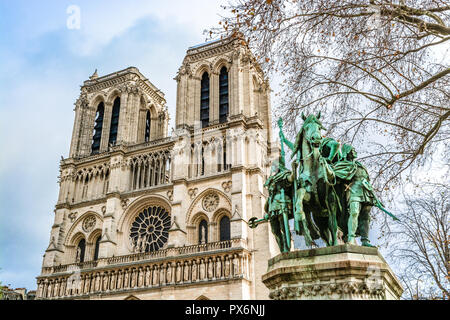 Parigi, Francia: Statua di Carlo Magno (Carlo Magno re dei Franchi e imperatore dei romani, da artisti di Charles e Louis Rochet, trova i Foto Stock