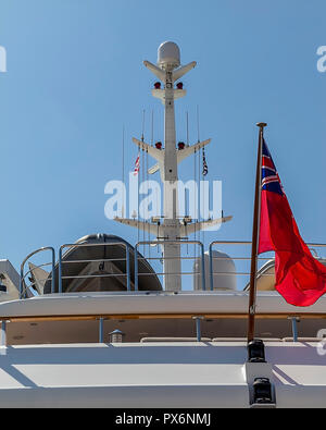 Apparecchiature di navigazione, satellite, comunicazione ,antenna, tenera e radar sul Fly bridge Yacht di lusso. Foto Stock