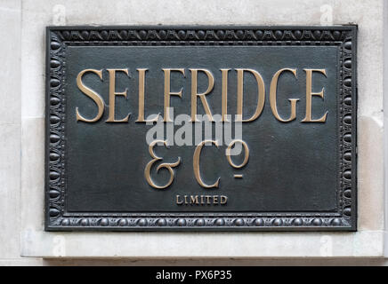 Dal grande magazzino Selfridges segno, Oxford Street, London, England, Regno Unito Foto Stock